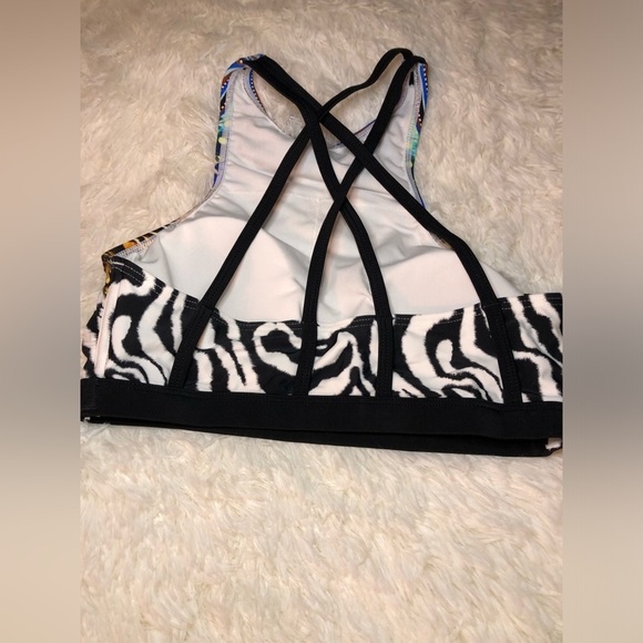 VENUS White, Black and Blue Graphic Animal print Bikini Top size 4 NWOT - Picture 4 of 11